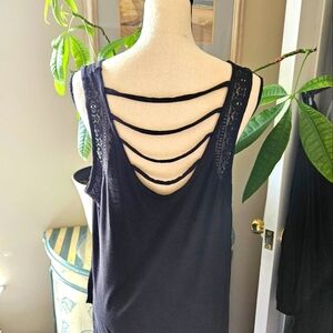 Black tank top sz 3X but fits like 1X